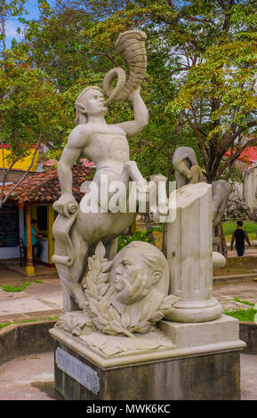 GRANADA, NICARAGUA, mai, 14, 2018 : vue extérieure de lapidé statue de centaure jouant un corne dans un parc de la ville Banque D'Images