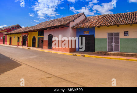 GRANADA, NICARAGUA, mai, 14, 2018 : Façade d'habitation traditionnel et coloré dans la ville de Grenade, au Nicaragua Banque D'Images