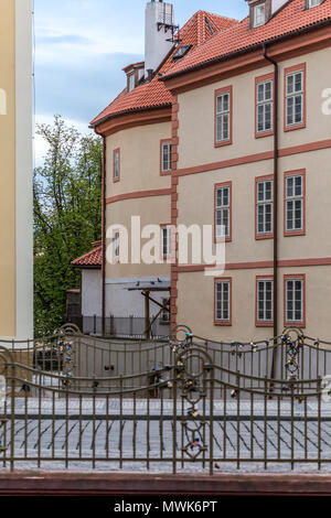 Maisons colorées, Certovka (le flux de Davil), l'île de Kampa, la balustrade est décoré avec les serrures de l'amour, Prague Banque D'Images