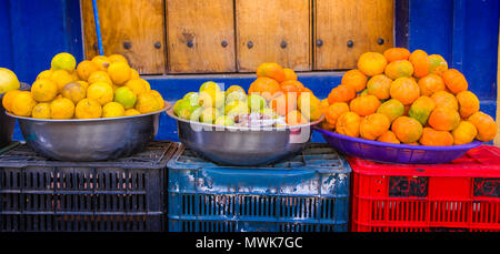 Vue extérieure des fruits dans un magasin de la rue avec la mandarine et l'orange à l'intérieur de bacs métalliques et en plastique Banque D'Images