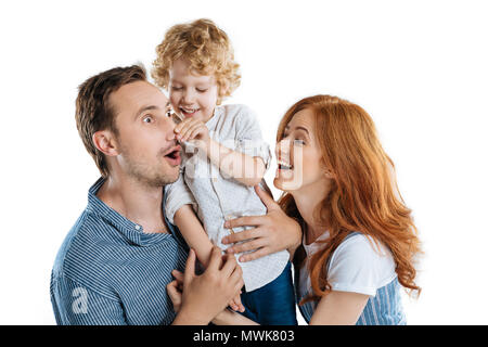 Heureux les jeunes parents d'adorables petits fils s'amuser ensemble isolated on white Banque D'Images