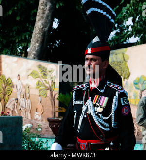 La marche des gardes pakistanais en uniforme national lors de la cérémonie d'abaisser les drapeaux - 04-05-2015 frontière entre le Pakistan et l'Inde, Wagah, Lahore, Banque D'Images