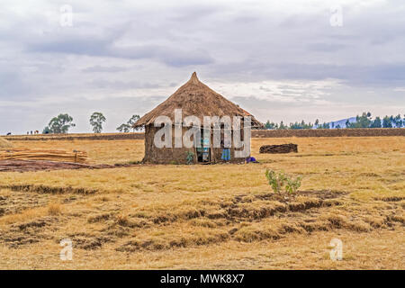 Gebre Guracha, Éthiopie - Février 16, 2015 : femme éthiopienne est debout en face de la maison. Photo a été prise lors de l'équitation à travers les terres agricoles sur la Banque D'Images