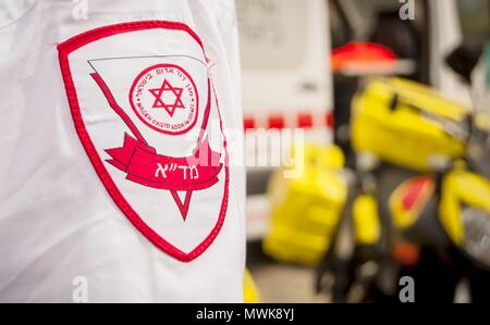 TEL AVIV, ISRAËL. Le 12 avril 2017. Avec les paramédicaux israéliens organisation d'urgence Magen David Adom logo sur son uniforme. MADA concept Israël Banque D'Images