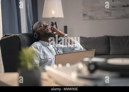 African American man vinyl record d'écoute à la maison Banque D'Images