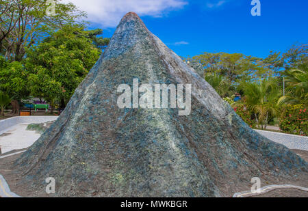 Vue extérieure de l'énorme structure de pierres situé dans le parc de la Altagracia sur l'île Ometepe, au cours d'une journée ensoleillée au Nicaragua Banque D'Images