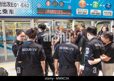 Le personnel de sécurité,,a,Grands,l'Aéroport International de Pékin,PEK,Terminal 3, servant, Beijing, l'aéroport, l'aéroport de Beijing,Chine,Chinois,Asie,, Banque D'Images