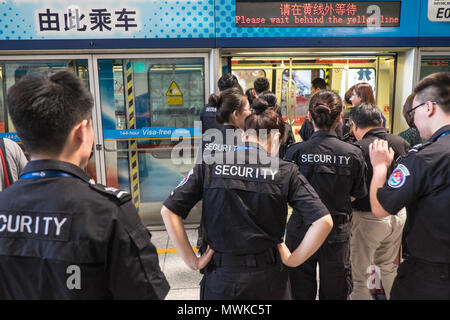 Le personnel de sécurité,,a,Grands,l'Aéroport International de Pékin,PEK,Terminal 3, servant, Beijing, l'aéroport, l'aéroport de Beijing,Chine,Chinois,Asie,, Banque D'Images