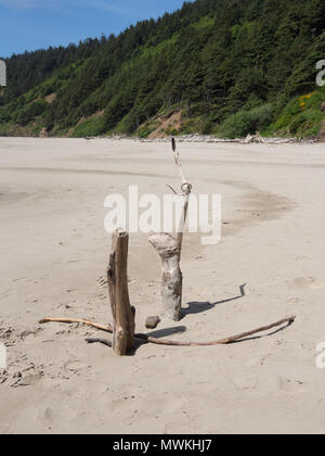 Les symboles de la religion ou rituel sur la plage Crescent, Oregon Banque D'Images