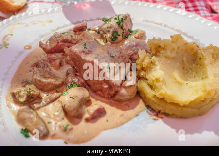 Joues de boeuf avec de la purée de pommes de terre sur la table Banque D'Images