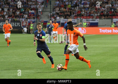 Trnava, Slovaquie. 31 mai, 2018. Eljero Elia (R) et Peter Pekarik (L) pendant le match de football entre la Slovaquie et les Pays-Bas (1 - 1). Banque D'Images