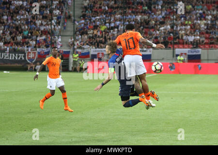 Trnava, Slovaquie. 31.5.2018. Peter Pekarik et Memphis Depay (10) pendant le match de football entre la Slovaquie et les Pays-Bas (1 - 1). Banque D'Images