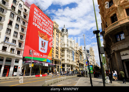 Grande KFC Kentucky Fried Chicken, les panneaux publicitaires, Grand Via, Madrid, Espagne. Mai 2018 Banque D'Images