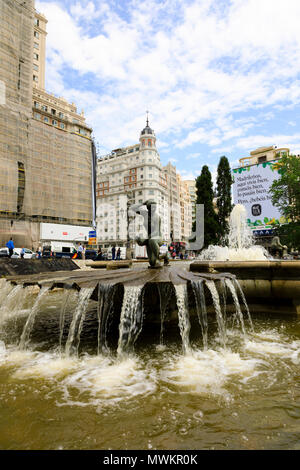 Fontaine avec nymphe grecque, Plaza de España, Madrid, Espagne. Mai 2018 Banque D'Images