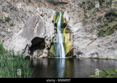 Paradise Falls avec le flou de l'eau à Wildwood pittoresque parc régional dans la région de Thousand Oaks, en Californie. Banque D'Images