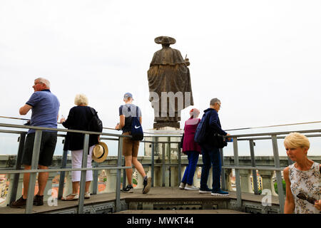 Les touristes d'admirer la vue du haut de la cathédrale de Almundena, Madrid, Espagne. Mai 2018 Banque D'Images