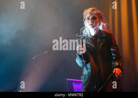 Taylor Momsen, chanteur de The Pretty Reckless, live sur scène. La chanteuse Taylor Momsen, The Pretty Reckless singer, The Pretty Reckless band. Banque D'Images