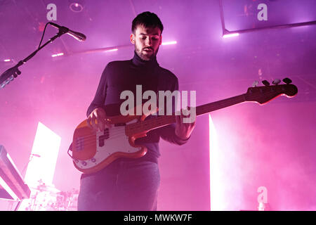 Ross MacDonald, le guitariste basse du 1975 sur scène, en 2015. Banque D'Images
