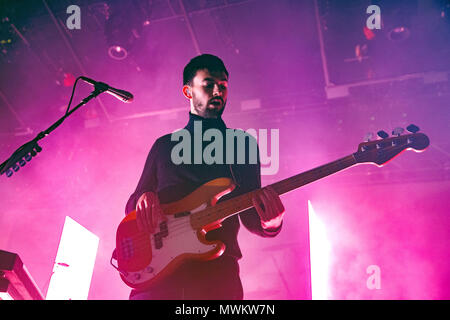 Ross MacDonald, le guitariste basse du 1975 sur scène, en 2015. Banque D'Images