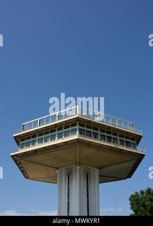 La tour hexagonale en béton armé, au restaurant Pennine forton lancaster services sur l'autoroute m6 dans le nord-ouest de l'angleterre uk Banque D'Images