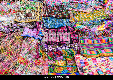 Antigua, Guatemala, - le 28 mai 2018 : coloré typique guatémaltèque tissé à textiles fabriqués et vendus par des femmes autochtones sur les marchés au Guatemala Banque D'Images