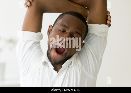 Fatigué African American sentiment épuisé le bâillement et l'étirement Banque D'Images