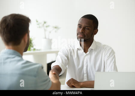 Heureux African American employeur embauche d'un emploi de race blanche Banque D'Images