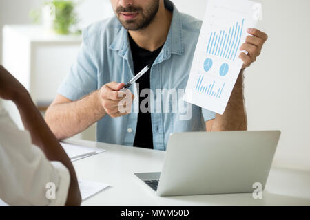 Close up of Caucasian manager montrant modèle visuel noir de c Banque D'Images