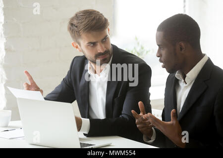 Les travailleurs multiethnique à discuter de la documentation sur papier au cours de mee Banque D'Images