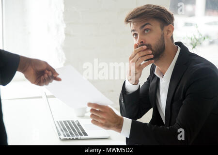 Choqué worker getting licenciement de black boss Banque D'Images