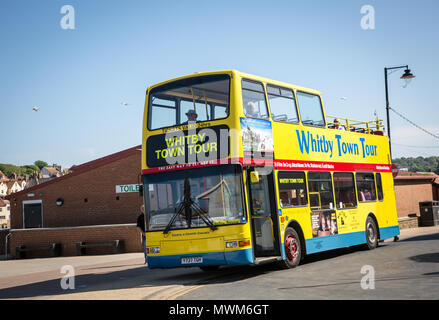 La ville de Whitby tour bus prêt à prendre les gens sur une visite guidée de la ville de Whitby du Yorkshire du Nord. Banque D'Images
