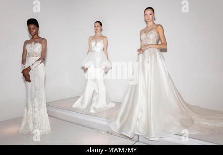 NEW YORK, NY - 13 Avril 2018 : Les modèles posent à la Francesca Miranda Suite Nuptiale Printemps 2019 Présentation de la Collection montrer lors de la Fashion Week de NY Suite Nuptiale Banque D'Images