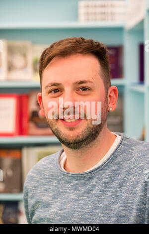 Alex T Smith, jeune écrivain de livres pour enfants, à l'Hay Festival 2018. Illustrateur et auteur de livres pour enfants. Créateur de la claude books Banque D'Images