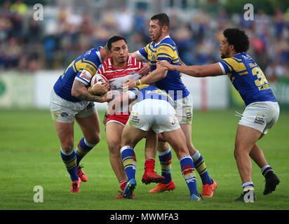 Leeds Rhinos Mikolaj Oledzki (à gauche) et Stevie Ward (avant) s'attaquer à Leigh Centurions Harrison Hansen au cours de la Ladbrokes Challenge Cup, quart-de-finale match à la LD, stade Nutrition Featherstone. Banque D'Images