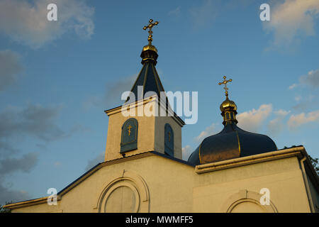 Les dômes de l'Église orthodoxe avec des croisements contre le ciel Banque D'Images