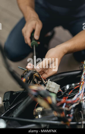 Portrait de la réparation en atelier moto mécanicien Banque D'Images