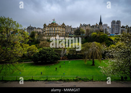 Promeneurs sur Prince Street Gardens avec Cherry blossons frais généraux pendant un jour pluvieux de printemps. Edimbourg, Ecosse Banque D'Images