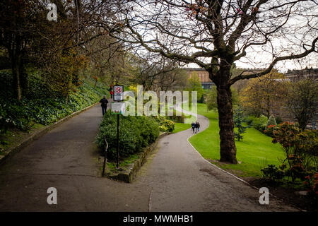 Promeneurs sur Prince Street Gardens avec Cherry blossons frais généraux pendant un jour pluvieux de printemps. Edimbourg, Ecosse Banque D'Images