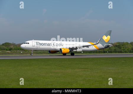 MANCHESTER, Royaume-uni - Mai 07, 2018 : Thomas Cook Airlines Airbus A330 au départ de l'aéroport de Manchester Banque D'Images