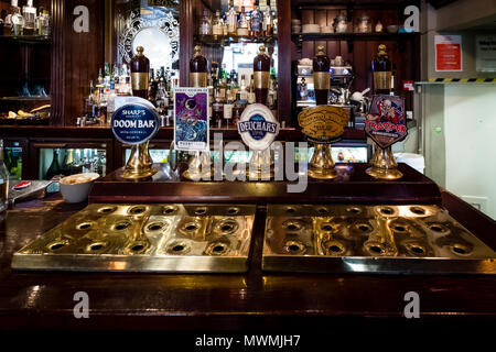 Paris, France - 27 Avril 2017 : les poignées de bière dans un pub anglais traditionnel à Édimbourg, Écosse Banque D'Images