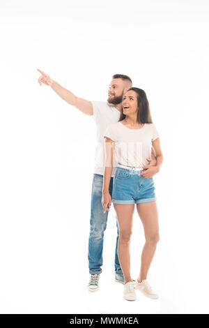 'Portrait de jeune beau couple hugging et à quelque part à l'écart, isolé sur blanc Banque D'Images