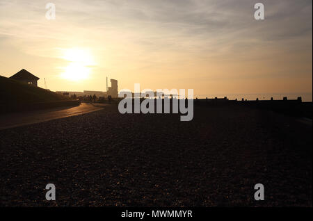 L'usine d'asphalte de Brett agrégats est découpé sur le coucher de soleil à la plage de Tankerton, Whitstable, Kent, UK. Banque D'Images