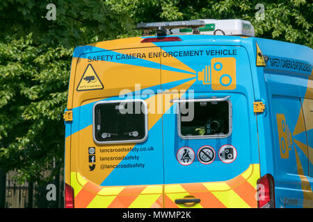 Mobile Police vitesse trap pour attraper les automobilistes en excès de vitesse sur route ville balnéaire de Morecambe dans le Lancashire, Royaume-Uni. Banque D'Images