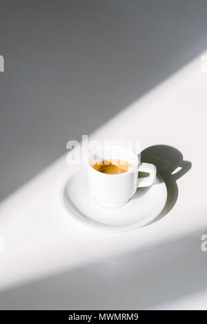 Tasse de café savoureux dans la tasse blanche sur la surface blanche Banque D'Images