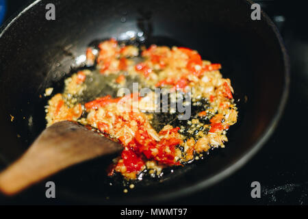 Accueil la cuisson l'ail cru et de chili sur la casserole cuire Banque D'Images