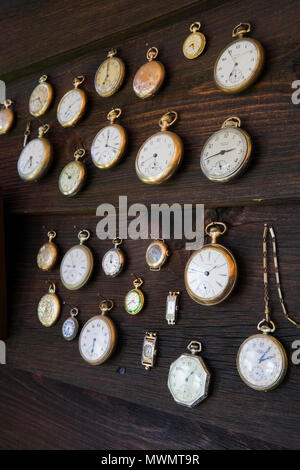 Close-up de montres de poche antique affiché sur un mur en bois dans la véranda extension jointe à un vieux style cottage 1877 residential home Banque D'Images