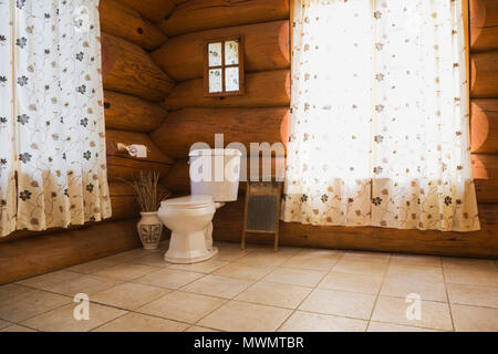Toilettes dans salle de bains principale de l'angle à l'intérieur d'une maison de style cottage Banque D'Images