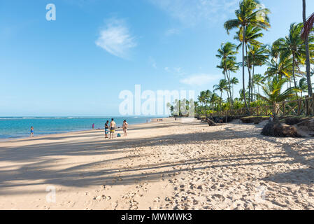 Taipu de Fora, Brésil - 8 décembre 2016 : de nombreux touristes à la plage spectaculaire à la péninsule de Marau au Brésil Banque D'Images