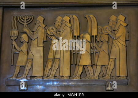 Close-up de l'un des panels sur les lourdes portes de bronze maçonnique à l'entrée du Grand Temple, Freemasons Hall, Londres Banque D'Images