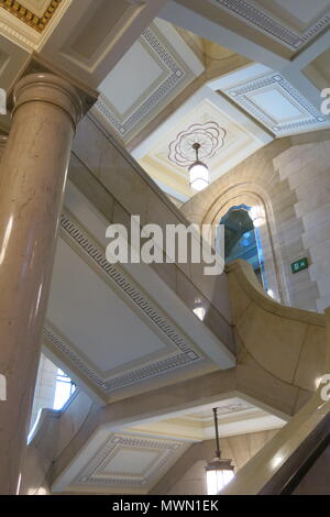 Vue sur un escalier intérieur, de piliers et de l'atterrissage à Freemasons Hall Londres, QG de la Grande Loge Unie d'Angleterre Banque D'Images